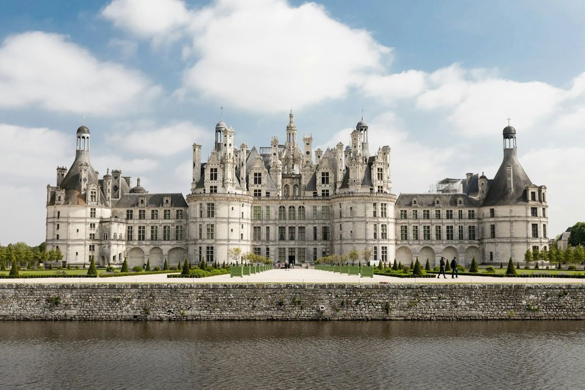 Château de Chambord across the water
