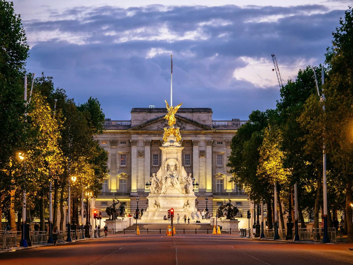 The Mall and Buckingham Palace at dusk